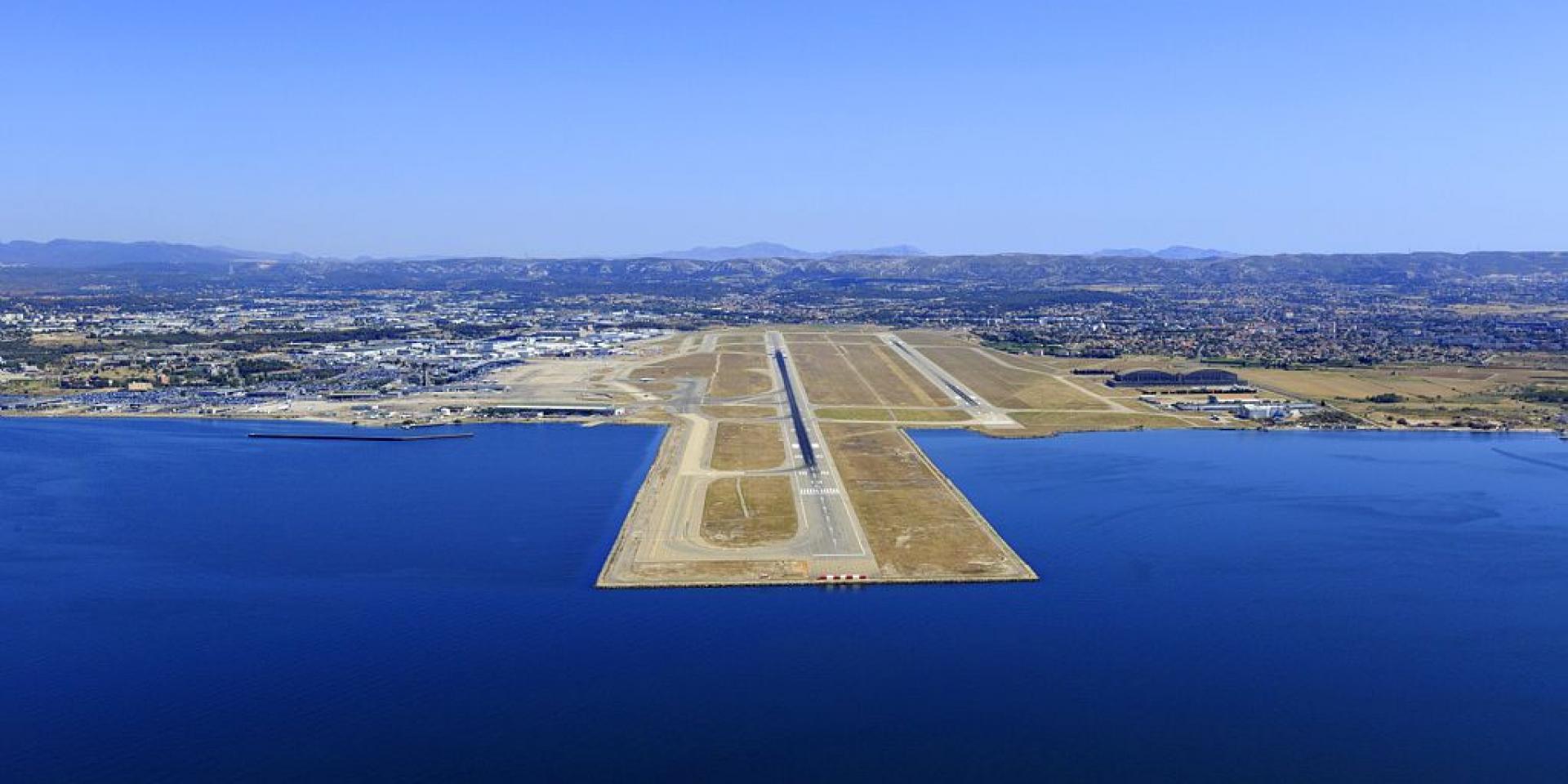 France, Bouches du Rhone (13), Marignane, l'aeroport Marseille Provence, etang de Berre (vue aerienne)