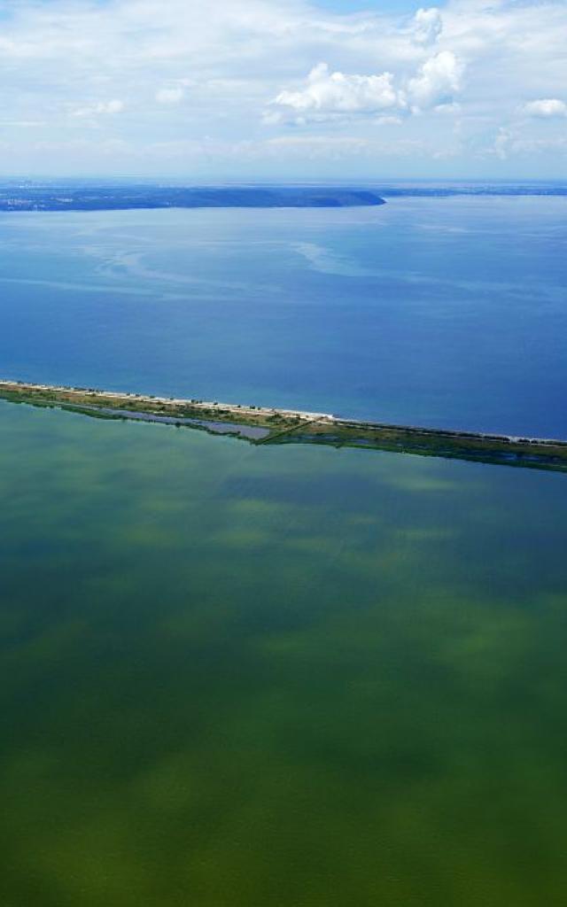 France, Bouches du Rhone (13), Marignane, etang de Bolmon et etang de Berre, plage du Jai (vue aerienne)
