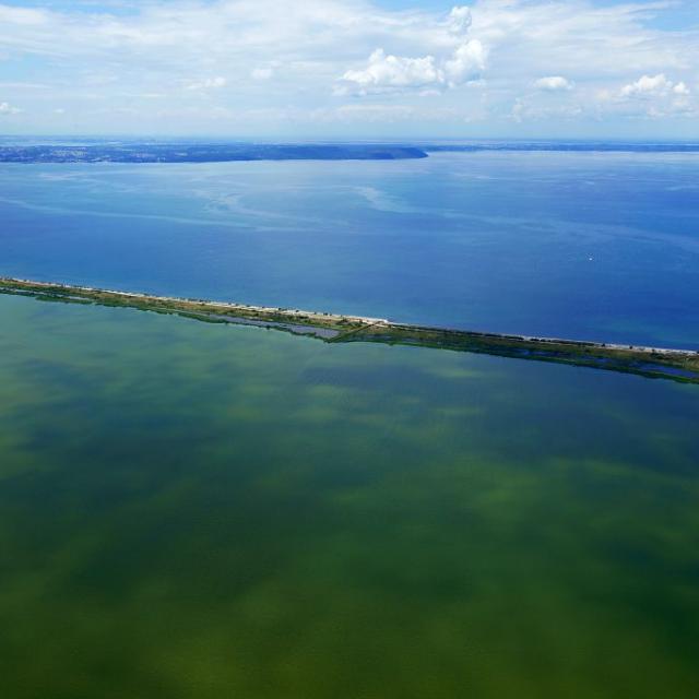 France, Bouches du Rhone (13), Marignane, etang de Bolmon et etang de Berre, plage du Jai (vue aerienne)