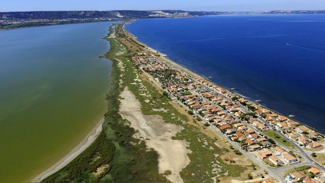 France, Bouches du Rhone (13), Marignane, le Jai, etang de Bolmon et etang de Berre (vue aerienne)
